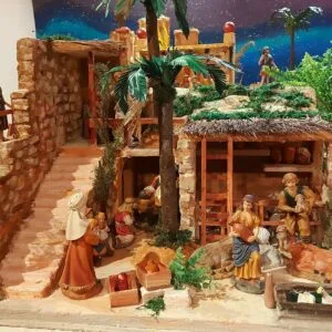 Pesebre con establo, muro y escalera
