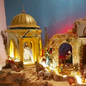 Pesebre con arco y Templo hexagonal